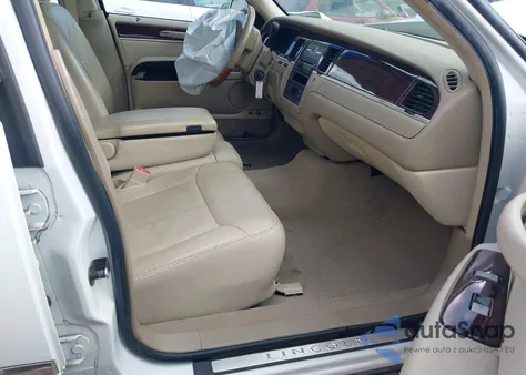 2010 Lincoln Town Car Signature Limited z USA, uszkodzony, nr VIN 2LNBL8CV3AX750822